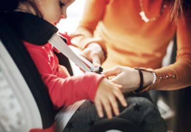 Bei jedem zweiten Kind wird der Kindersitz im Auto falsch genutzt.