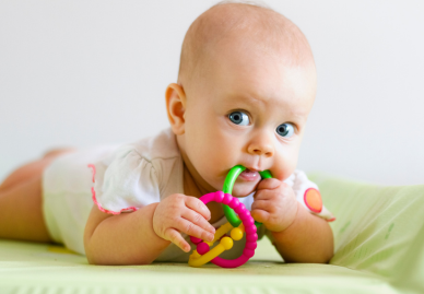 Zahnen bei Babys: Symptome und Tipps