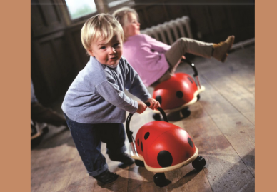 Baby-Rutscher fördern die Motorik and machen Spass