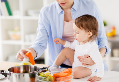 Kleckern, rühren, staunen: Erstes "Kochen" mit Baby