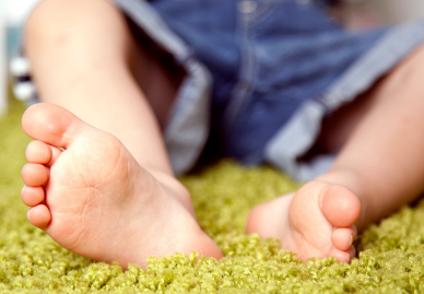 Warum Barfusslaufen für Kleinkinder so wertvoll ist
