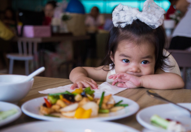 Restaurantbesuch mit Kleinkind: So bleibt das Essen für die ganze Familie entspannt